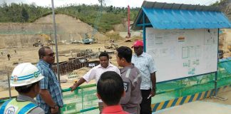 Caption : Ketua dan Anggota Komisi V DPR Papua, saat meninjau lokasi pembangunan Venue Volly di Kabupaten Keerom.