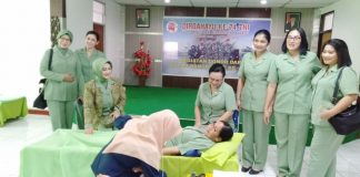 Caption : Ketua dan Anggota Kartika Chandra Kirana PD XVII/Cenderawasih, saat mendonorkan darah untuk disumbangkan ke masyarakat yang membutuhkan