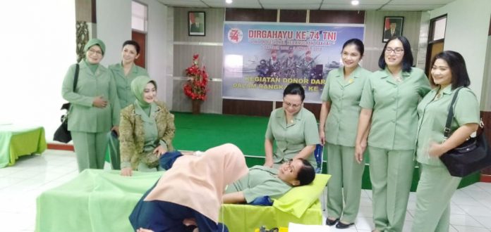 Ketua dan Anggota Kartika Chandra Kirana PD XVII/Cenderawasih, saat mendonorkan darah untuk disumbangkan ke masyarakat yang membutuhkan Caption : Ketua dan Anggota Kartika Chandra Kirana PD XVII/Cenderawasih, saat mendonorkan darah untuk disumbangkan ke masyarakat yang membutuhkan