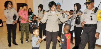 Polwan Polres Merauke saat bernyanyi bersama anak-anak pengungsian di GOR Hiad Say Merauke, Kamis (3/10/19)