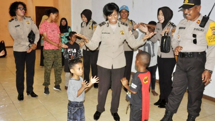 Polwan Polres Merauke saat bernyanyi bersama anak-anak pengungsian di GOR Hiad Say Merauke, Kamis (3/10/19)