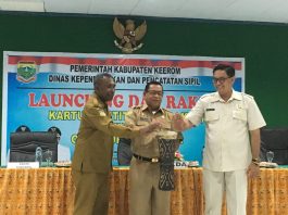 - Sekda Keerom Drs. Blasius Waluyo Sejati, MM didampingi Asisten 1 Setda Keerom Sucahyo Agung serta Kadis Kependudukan dan Catatan Sipil Kab Keerom Yohanis Tawa, S.Ag.M.Si saat menabur tifa tanda di Lounchinya KIA Tahun di Kab Keerom, Aula Kantor Bupati, Selasa (8/10).