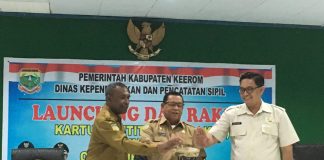 - Sekda Keerom Drs. Blasius Waluyo Sejati, MM didampingi Asisten 1 Setda Keerom Sucahyo Agung serta Kadis Kependudukan dan Catatan Sipil Kab Keerom Yohanis Tawa, S.Ag.M.Si saat menabur tifa tanda di Lounchinya KIA Tahun di Kab Keerom, Aula Kantor Bupati, Selasa (8/10).