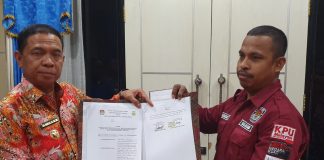 Bupati Keerom Muh. Markum dan Ketua KPU Keerom Korneles Watkaat saat menunjuukan MoU keduabelah pihak untuk pemberian bantuan dana kepada KPU Keerom untuk pelaksanaan Pilkada 2020