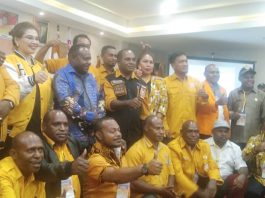 Caption : Wasekjen Habura, Ibu Tiur Maida, di dampingi Ketua DPD Hanura Provinsi Papua, Kenius Kogoya berserta karder saat foto bersama, di Hotel Horex Sentani, kamis (10/10/2019) siang. Foto : Tinus Yigibalom/PapuaSatu.com