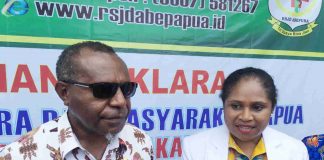 Caption : Plt.Direktur Rumah Sakit Jiwa Daerah Abepura, dr.Anton T. Mote didampingi Komite Medik RSJD Abepura, dr. Idawati Waromi, SpKJ, saat memberikan keterangan pers di RSJD Abepura