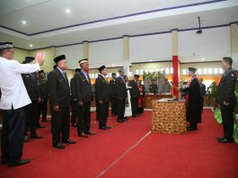 Caption: Ketua Pengadilan Negeri Jayapura, Khamim Thohari saat melantik 20 Anggota DPRD Keerom periode 2019- 2024 diruang Sidang DPRD Keerom, Senin (14/10/2019).