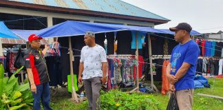 Bupati Keerom Muh Markum (kiri) didampingi Kepala Pasar Arso II, Alimuddin saat meninjau langsung Pasar Penunjang Arso II, Kampung Yuwanaian, Distrik Arso, Kab Keerom, Minggu (13/10).