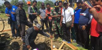 Bupati Keerom Muh Markum saat meletakkan Batu pertama pembangunan Pasar Penunjang Arso II, Kampung Yuwanain, Distrik Arso, Kab Keerom, Jumat ( 18/10).