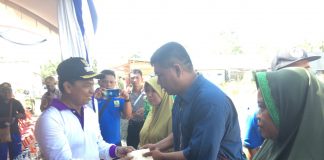 Bupati Keerom MUH Markum, SH.MH.MM saat menyerahkan bantuan kepada korban kebakaran warga Arso II, Jumat (18/10).