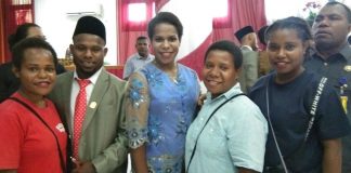 Caption : Kilion Kogoya saat foto bersama keluarganya usai di lantik menjadi anggota DPRD Kabupaten Jayapura. Foto : Tinus Yigibalom/PapuaSatu.com