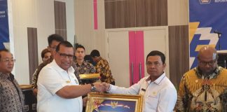 Kepala BAPPEDA Provinsi Papua Muhammad Musa’ad saat menyerahkan penghargaan dari Kementerian Keuangan Republik Indonesia kepada Bupati Keerom Muh. Markum, hasil dari raihan Oini WTP yang diperoleh Pemkab Keerom.
