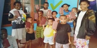 Masyarakat Papua yang telah menerima suplemen Purtier Placenta secara gratis dari KPA Provinsi Papua