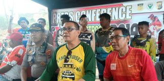 Ketua Panitia AG Grasstrack (tengah) saat memberikan keterangan pers di sirkuit I0F Papua Kamis (14/11) sore.