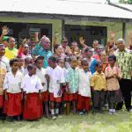 Caption : Bupati Jayapura bersama siswa sekolah dasar di salah satu Kampung di Kabupaten Jayapura. Foto : Ist/PapuaSatu.com