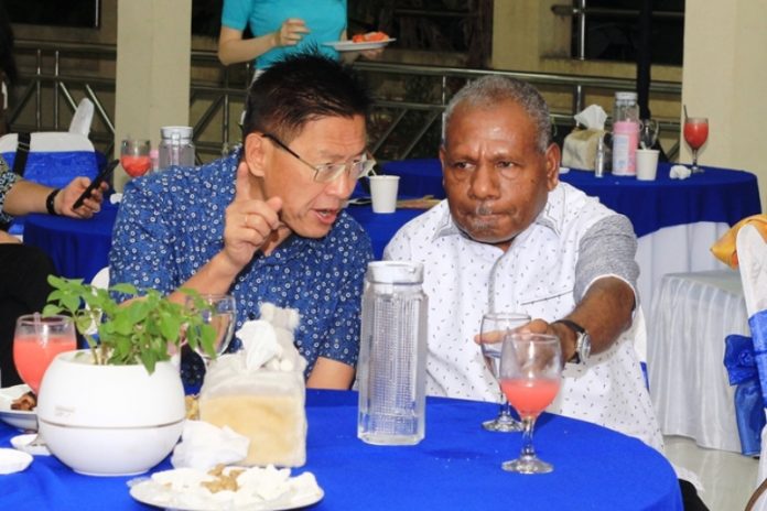 Caption : Pimpinan Lippo Grup, Jems Riyadi saat berdiskusi dengan Bupati Mathius Awoitauw. Foto: ist