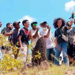 Caption: Mahasiswa Jurusan Antropologi Uncen sedang foto bersama dipuncak bukit tutari Foto : Istimewah