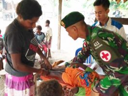 Caption : Satgas Yonif MR 411/PDW bersama Puskesmas Sota, saat melaksanakan kegiatan Posyandu bulanan dan layanan kesehatan bagi warga Perbatasan RI-PNG di RT 03 Yakyu, Minggu (10/11/2019).