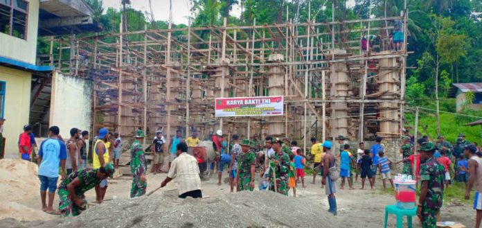Caption : Kebersamaan jajaran Kodim 1708/BN dalam membangun gereja GKI Desa Sopeng Distrik Biak Barat, pada Jum’at (15/11/2019). Foto : Pendam/PapuaSatu.com