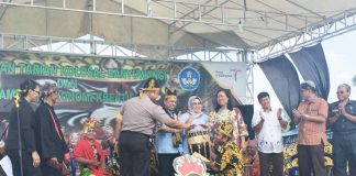 Caption - Bupati Keerom MUH Markum didampingi Kepala Balai Pelestarian Nilai Budaya Maluku/Papua dan Kapolres Keerom saat membuka kegiatan Pengelaran Tarian Kolosal Banyuwangi di Kampung Wiantre Arso 5, Distrik Skanto, Kab Keerom, Sabtu (20/7/2019).