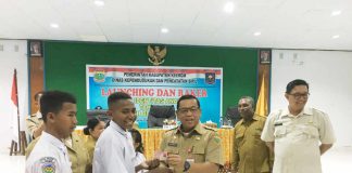 Caption : Sekda Keerom Drs. Blasius Waluyo Sejati, MM saat menyerahkan KIA kepada pelajar