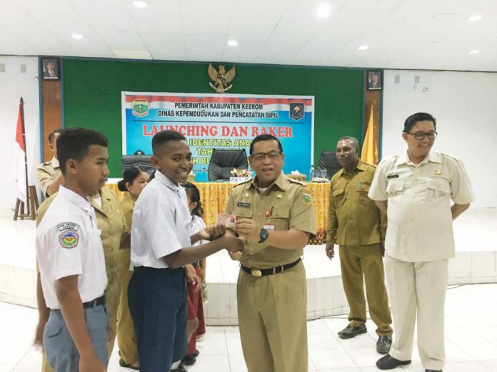 Caption : Sekda Keerom Drs. Blasius Waluyo Sejati, MM saat menyerahkan KIA kepada pelajar Caption : Sekda Keerom Drs. Blasius Waluyo Sejati, MM saat menyerahkan KIA kepada pelajar