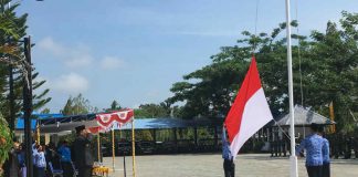 Caption - Bupati Keerom MUH Markum, SH.MH.MM saat bersalaman dengan Wakil Bupati Keerom Piter Gusbager, S.Hut,MUP usai memperigati Hari Kesaktian Pancasila 1 Oktober 2019 dihalaman Kantor Bupati Keerom, Selasa (1/10/2019).