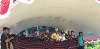 Caption : Bupati Keerom MUH Markum, SH.MH.MM di dampingi Kepala Kampung Wonorejo Pir 4, Kadis BPMK Kab Keerom, Kadis DPMK Provinsi Papua dan Masyarakat saat memperlihatkan Noken Raksasa yang dibuat oleh masyarakat pada pembukaan Bursa Inovasi Kampung, Kamis (3/10/2019).