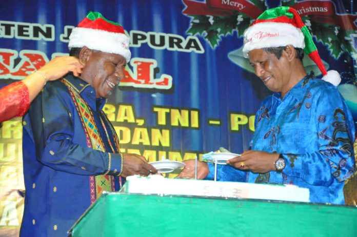 Caption : Bupati Jayapura, Mathius Awoitauw bersama Wakil Bupati, Giri Wijayantoro saat memotong kue dua tahun kepemimpinan, pada Rabu, (18/12/2019) sore.