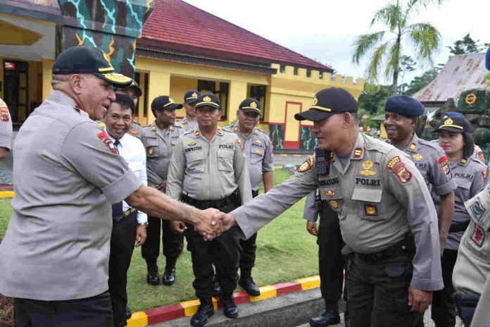 Caption : Kapolda Papua, Irjen Pol Drs. Paulus Waterpauw ketika bersalaman dengan salah satu Periwira Polri, saat mengunjungi Markas Brimob Detasemen B Mimika, Senin (13/01/2020). Caption : Kapolda Papua, Irjen Pol Drs. Paulus Waterpauw ketika bersalaman dengan salah satu Periwira Polri, saat mengunjungi Markas Brimob Detasemen B Mimika, Senin (13/01/2020).
