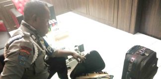 Caption : 45 Botol Miras jenis Whisky Robinson tak bertuan saat diamankan di Mapolsek KPL Jayapura, Selasa (14/01/2020).