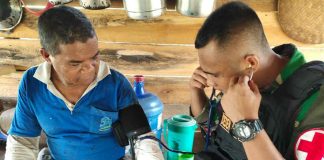 Caption : Satgas Pamtas RI-PNG Yonif 713/ST Pos Ramil Tami, saat memberikan pelayanan kesehatan bagi warga di Kampung Skouw Mabo, Distrik Muara Tami, Jayapura, Selasa (14/01/2020).