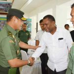 Caption : Kasdam XVII/Cenderawasih Brigjen TNI Irham Waroihan, saat bersalaman dengan peserta rapat komindat di Makodam XVII/Cenderawasih, Rabu (15/01/2020)