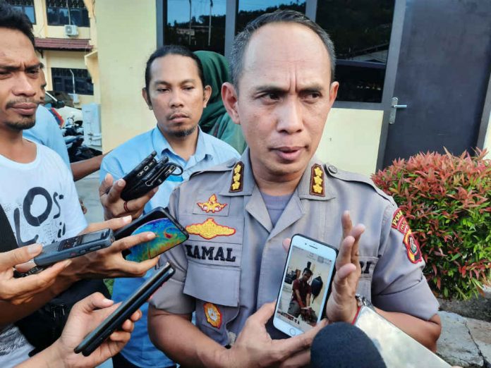 Caption : Kabid Humas Polda Papua Kombes Pol AM Kamal, saat menunjukan foto tersangka pemilik senjata api dalam keteranganya di lapangan upacara Mapolda Papua, Kamis (30/01/2020)