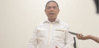 Caption : Bupati Keerom, Muhammad Markum, SH., MH.,MM, saat memberikan keterangan pers di Arso Grand Hotel, Kabupaten Keerom, Sabtu (15/02/2020)