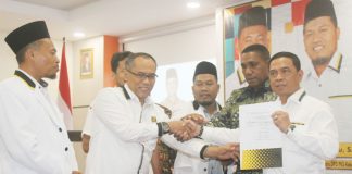 Caption : Ketua DPD PKS Papua, Kusmanto saat menyerahkan SK dukungan kepada pasangan Bakal Calon Bupati dan Wakil Bupati Keerom, Muhammad Marku, SH., MH., MM-Malensius Musui, SH., MM di Arso Grande Hotel, Kabupaten Keerom, Sabtu (15/02/20020).