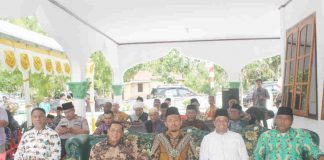 Caption : Bupati Keerom MUH Markum, SH.MH.MM Bersama Sekda dan sejumlah pejabat utama di kabupaten Keerom, saat mengikuti pembukaan Pembukaan MTQ ke- VIII tingkat Kab Keerom Tahun 2020 di Masjid Mithatul Huda Pir IV, Distrik Manem, Kab Keerom, Jum’at (20/03/2020).