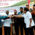 Bupati Jayapura Mathius Awoitauw, SE, M.Si, didampingi para pejabat lainnya menabuh tifa  saat membuka Rakerda Pemerintah Kabupaten Jayapura Tahun 2020, di Aula Lantai II Kantor Bupati Jayapura, Gunung Merah, Sentani, Rabu (11/3/2020).