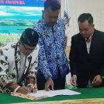 Ketua Baznas Kabupaten Jayapura, dr. H. Tri Mulyadi saat menandatangani MoU bersama Bupati Jayapura yang diwakili Asisten I Setda Kabupaten Jayapura, Abdul Rahman Basri,MKP yang disaksikan pimpinan UIN Sunan Kalijaga Jogyakarta, Selasa (17/3/20)