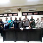 Bupati Jayapura Mathius Awoitauw, SE, M.Si, bersama stakeholder terkait saat memberikan contoh salam pengganti jabat tangan sebagai pencegahan penularan virus corona, usai menggelar jumpa pers di Aula Lantai I Kantor Bupati Jayapura, Gunung Merah, Sentani, Kabupaten Jayapura, Selasa (17/3/2020) siang