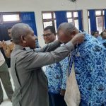 Bupati Jayapura, Mathius Awoitauw saat mengalungkan tanda peserta Musrenbangda Kabupaten Jayapura di Aula Lantai II Kantor Bupati Jayapura, Gunung Merah Sentani, Selasa (17/03/20)