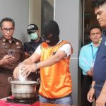 Kaharudin yang merupakan narapidana di Lapas Narkotika yang diduga sebagai pemilik narkotika jenis sabu saat diminta memusnahkan sendiri sabunya dengan cara direbus di depan Kantor BNN Kabupaten Jayapura, Selasa (17/03/20)