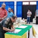 Penandatanganan hasil Musrenbangda oleh para Kepala OPD yang disaksikan oleh Bupati Jayapura, Mathius Awoitauw,SE,M.Si, Kamis (19/3/20)