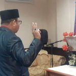 Bupati Jayapura, Mathius Awoitauw,M.Si. saat melantik Herald J. Berhitu, S.Pd, M.M sebagai Kadisdukcapil Kabupaten Jayapura sesuai SK baru dari Kemendagri, Kamis (19/3/20).