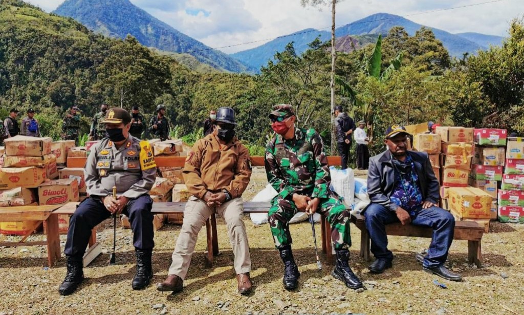 Bupati Puncak Jaya, Yuni Wonda bersama Ketua DPRD Puncak Jaya, Kapolres.dan Dandim dalam kesempatan penyerahan bantuan sembako untuk masyarakatnya di empat distrik