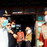 Caption : Bupati Kabupaten Keerom, Muh Markum saat bincang-bincang dengan salah satu tokoh masyarakat di Kampung Intamelyan usai penyerahan bantuan, pada Minggu (19/04/2020).