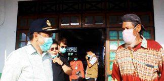 Caption : Bupati Kabupaten Keerom, Muh Markum saat bincang-bincang dengan salah satu tokoh masyarakat di Kampung Intamelyan usai penyerahan bantuan, pada MInggu (19/04/2020).