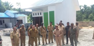 Bupati Keerom Muh. Markum bersama Kepala Dinas Kesehatan Keerom saat meninjau sejumlah fasilitas kesehatan yang ada di Keerom belum lama ini.