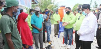 Caption : Bupati Keerom, Muh Markum didampingi beberapa OPD, saat menyerahkan Sembako kepada perwakilan masyarakat Kampung Yammua, distrik Arso 6 Kabupaten Keerom, Rabu (15/04/2020).