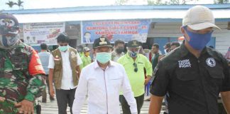 Caption Foto : Bupati Keerom, Muh Markum bersama beberapa OPD dan Kepala Kampung, saat berkunjung ke Kampung Yummai untuk mensosialisasikan pencegahan Covid-19 kepada masyarakat, pada Rabu (15/04/2020.
